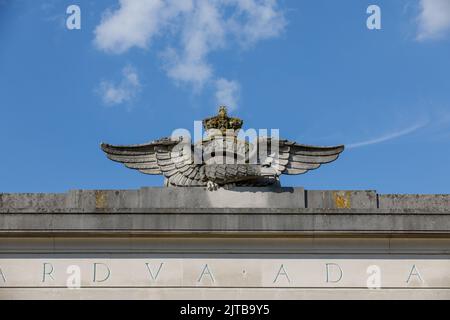 Der Royal Air Force Adler in Stein. RAF-Wappen Stockfoto