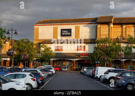 Two Rivers Einkaufszentrum in Staines mit Nando's Restaurant und geparkten Autos auf dem Parkplatz Stockfoto