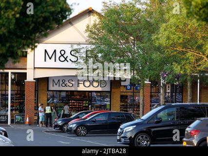 Ein neues M&S-, Marks- und Spencer-Lebensmittelgeschäft vor dem Eingang und der Beschilderung in Staines. West London Stockfoto