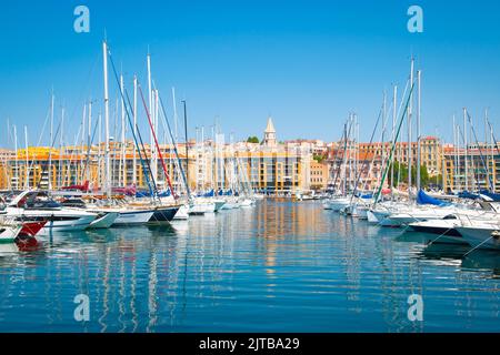 Luxusyachten im alten Hafen von Marseille, Frankreich. Stockfoto