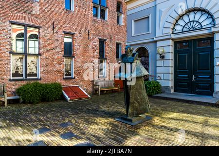 Statue von Johannes Cele, der von 1377 bis 1415 Rektor der Lateinschule in Zwolle und Kirchenmusiker an der St. Michaelskirche war. Zwolle, Niederlande Stockfoto