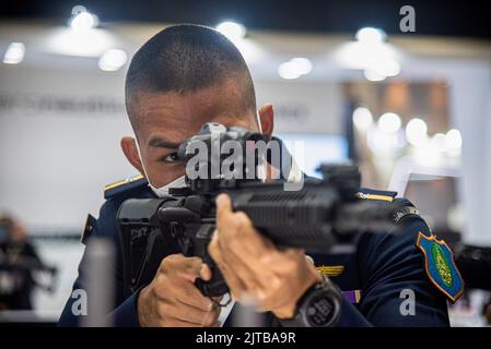 Nonthaburi, Thailand. 29. August 2022. Das thailändische Armeepersonal erlebt während der Ausstellung eine Waffe. Die Defence & Security 2022 ist die zehnte Auflage der Messe in der Branche und stellt eine wichtige Plattform für Unternehmen aus den Bereichen Verteidigung und innere Sicherheit aus der ganzen Welt dar, um Beziehungen zu wichtigen Entscheidungsträgern und hochrangigen Militärs aufzubauen. Die Show findet vom 29. August bis 1. September 2022 in der IMPACT Arena in Nonthaburi, Thailand, statt. Kredit: SOPA Images Limited/Alamy Live Nachrichten Stockfoto