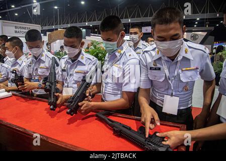 Nonthaburi, Thailand. 29. August 2022. Während der Ausstellung erleben die thailändischen Armeekräfte Waffen. Die Defence & Security 2022 ist die zehnte Auflage der Messe in der Branche und stellt eine wichtige Plattform für Unternehmen aus den Bereichen Verteidigung und innere Sicherheit aus der ganzen Welt dar, um Beziehungen zu wichtigen Entscheidungsträgern und hochrangigen Militärs aufzubauen. Die Show findet vom 29. August bis 1. September 2022 in der IMPACT Arena in Nonthaburi, Thailand, statt. Kredit: SOPA Images Limited/Alamy Live Nachrichten Stockfoto