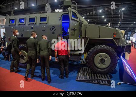 Nonthaburi, Thailand. 29. August 2022. Mitarbeiter der thailändischen Armee inspizieren während der Ausstellung ein gepanzertes Fahrzeug. Die Defence & Security 2022 ist die zehnte Auflage der Messe in der Branche und stellt eine wichtige Plattform für Unternehmen aus den Bereichen Verteidigung und innere Sicherheit aus der ganzen Welt dar, um Beziehungen zu wichtigen Entscheidungsträgern und hochrangigen Militärs aufzubauen. Die Show findet vom 29. August bis 1. September 2022 in der IMPACT Arena in Nonthaburi, Thailand, statt. Kredit: SOPA Images Limited/Alamy Live Nachrichten Stockfoto