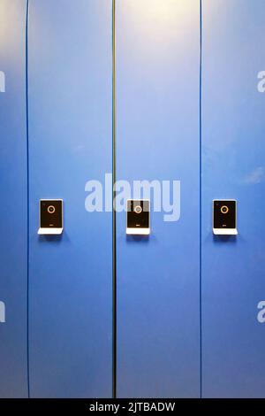 Umkleideraum mit blauen Schließfächern für Tuch. Garderobe des Sportclubs Stockfoto