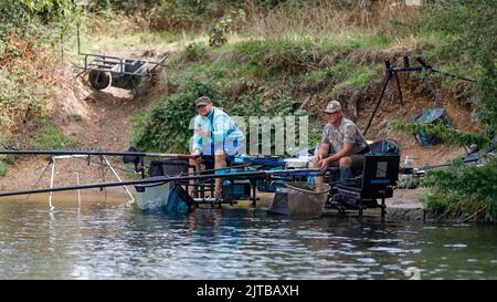 Zwei Männer fischen im Sommer am Ufer der Themse Stockfoto