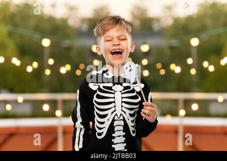 Junge im halloween Kostüm mit Geisterdeko Stockfoto