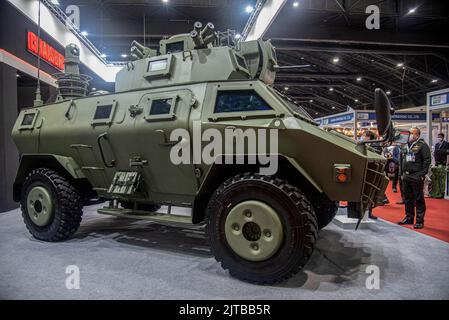 Nonthaburi, Thailand. 29. August 2022. Ein gepanzertes Fahrzeug, das während der Ausstellung zu sehen war. Die Defence & Security 2022 ist die zehnte Auflage der Messe in der Branche und stellt eine wichtige Plattform für Unternehmen aus den Bereichen Verteidigung und innere Sicherheit aus der ganzen Welt dar, um Beziehungen zu wichtigen Entscheidungsträgern und hochrangigen Militärs aufzubauen. Die Show findet vom 29. August bis 1. September 2022 in der IMPACT Arena in Nonthaburi, Thailand, statt. (Foto von Peerapon Boonyakiat/SOPA Images/Sipa USA) Quelle: SIPA USA/Alamy Live News Stockfoto