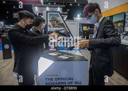 Nonthaburi, Thailand. 29. August 2022. Während der Ausstellung erleben Besucher Waffen. Die Defence & Security 2022 ist die zehnte Auflage der Messe in der Branche und stellt eine wichtige Plattform für Unternehmen aus den Bereichen Verteidigung und innere Sicherheit aus der ganzen Welt dar, um Beziehungen zu wichtigen Entscheidungsträgern und hochrangigen Militärs aufzubauen. Die Show findet vom 29. August bis 1. September 2022 in der IMPACT Arena in Nonthaburi, Thailand, statt. (Foto von Peerapon Boonyakiat/SOPA Images/Sipa USA) Quelle: SIPA USA/Alamy Live News Stockfoto