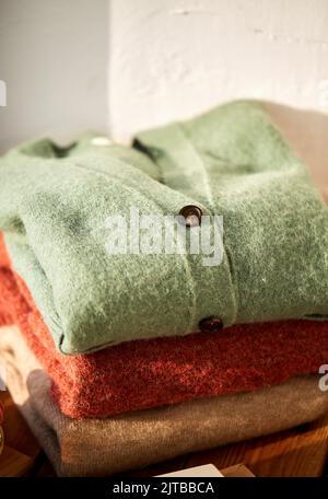 Haufen aus drei warmen Wollpulvern in Herbstfarben Stockfoto