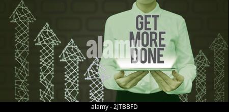 Sign Display Get More Done, Business Overview Checkliste organisierte Zeitmanagement Start harte Arbeit Act man Holding Handy in Digital Frame mit S Stockfoto
