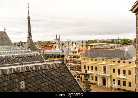 Das Rathaus vom Kirchturm der St. Lebuïnus Kirche Deventer aus gesehen, Niederlande Stockfoto