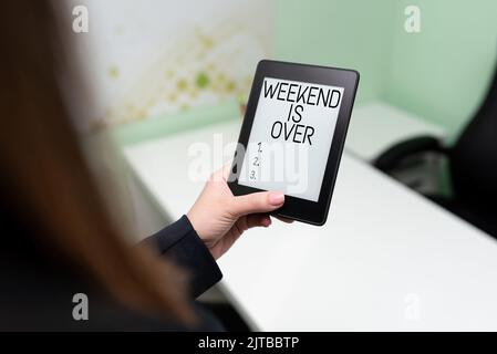 Das Wochenende mit der Konzeptunterschrift ist vorbei. Überblick über das Unternehmen Zeit für Entspannung endet mit alltäglichen Routineaktivitäten mehrere Köpfe Conttected wird angezeigt Stockfoto