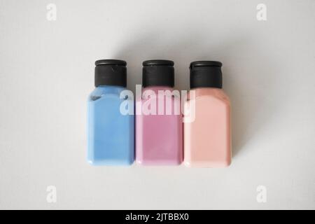 Set aus pastellfarbenen Acrylglas in weißer Leinwand. Stockfoto