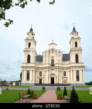 Baudenkmäler, touristische Zentren und interessante Orte in Weißrussland - katholische Kirche im Dorf Budslav Stockfoto