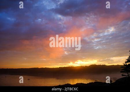 Dramatischer Sonnenuntergang auf Anse de la Cave, Les Grandes Bergeronnes, Quebec, Kanada. Stockfoto