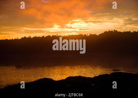 Dramatischer Sonnenuntergang auf Anse de la Cave, Les Grandes Bergeronnes, Quebec, Kanada. Stockfoto