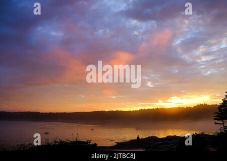 Dramatischer Sonnenuntergang auf Anse de la Cave, Les Grandes Bergeronnes, Quebec, Kanada. Stockfoto