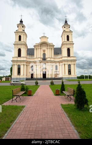 Baudenkmäler, touristische Zentren und interessante Orte in Weißrussland - katholische Kirche im Dorf Budslav Stockfoto