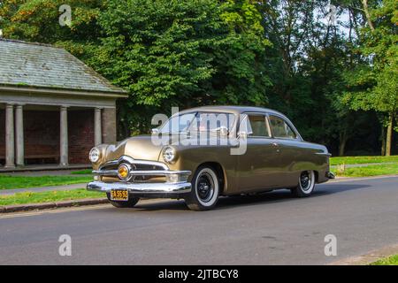 1950 50s Fifties American Ford 6 Series 3700cc Benzinlimousine; USA-Autos kommen auf der jährlichen Stanley Park Classic Car Show an. Stanley Park Classics Yesteryear Motor Show, veranstaltet von Blackpool Vintage Vehicle Preservation Group, Großbritannien. Stockfoto