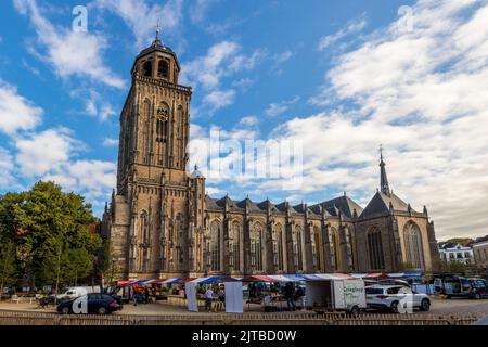 Lebuinuskirche mit neuem Vorplatz, auf dem seit August 2022 ein hanseatischer Markt stattfindet. Auf dem neu gestalteten Vorplatz der Kirche in Deventer, Niederlande, bieten nur Händler aus der Region ihre selbstgemachten Waren an Stockfoto