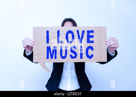 Zeichen anzeigen Ich liebe Musik, Wort geschrieben auf die Zuneigung für gute Töne lyrische Sänger Musiker Geschäftsmann im Anzug halten Tablette symbolisieren Stockfoto