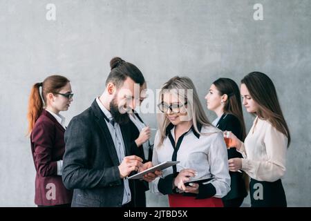 Feedback: Tablet für junge Führungskräfte Stockfoto