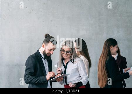 Platz für das Kopieren des Business-Feedback-Teams auf dem Tablet Stockfoto