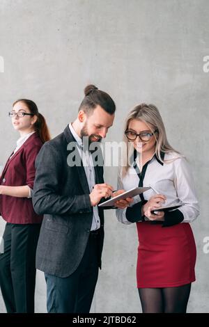 Platz für das Kopieren des Business-Feedback-Teams auf dem Tablet Stockfoto