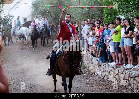 Das jährliche Carrera de Cintas a Caballo während der Sommerferia von Comares Pueblo, Axarquia, Málaga, Andalusien, Spanien Stockfoto