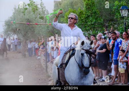 Das jährliche Carrera de Cintas a Caballo während der Sommerferia von Comares Pueblo, Axarquia, Málaga, Andalusien, Spanien Stockfoto