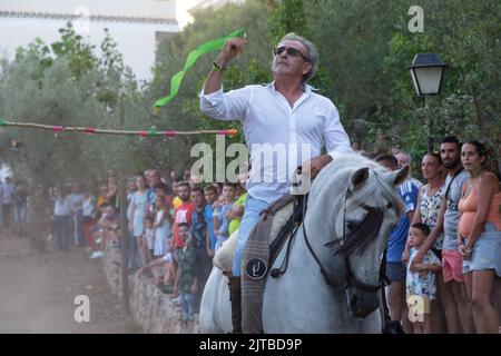 Das jährliche Carrera de Cintas a Caballo während der Sommerferia von Comares Pueblo, Axarquia, Málaga, Andalusien, Spanien Stockfoto