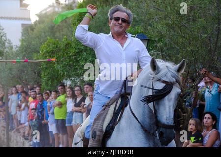 Das jährliche Carrera de Cintas a Caballo während der Sommerferia von Comares Pueblo, Axarquia, Málaga, Andalusien, Spanien Stockfoto