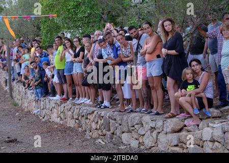 Das jährliche Carrera de Cintas a Caballo während der Sommerferia von Comares Pueblo, Axarquia, Málaga, Andalusien, Spanien Stockfoto