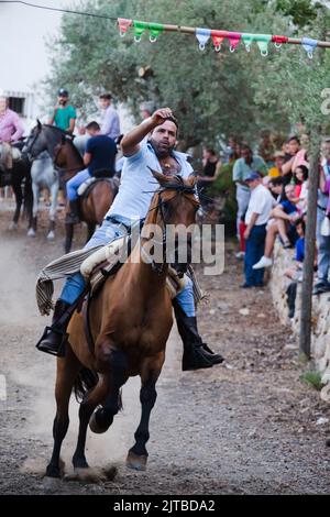 Das jährliche Carrera de Cintas a Caballo während der Sommerferia von Comares Pueblo, Axarquia, Málaga, Andalusien, Spanien Stockfoto