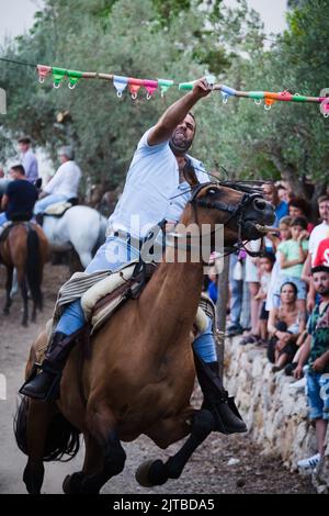 Das jährliche Carrera de Cintas a Caballo während der Sommerferia von Comares Pueblo, Axarquia, Málaga, Andalusien, Spanien Stockfoto