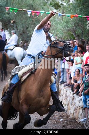 Das jährliche Carrera de Cintas a Caballo während der Sommerferia von Comares Pueblo, Axarquia, Málaga, Andalusien, Spanien Stockfoto