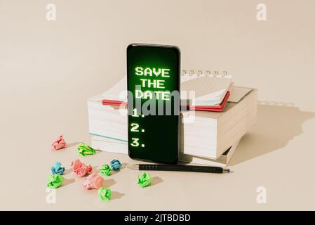 Textschild mit der Anzeige „Save the Date“. Wort für systematisierte Ereignisse geplante Aktivität aufgezeichnet eingereicht Dame in Anzug halten Stift erfolgreich symbolisieren Stockfoto