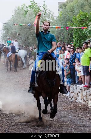 Das jährliche Carrera de Cintas a Caballo während der Sommerferia von Comares Pueblo, Axarquia, Málaga, Andalusien, Spanien Stockfoto