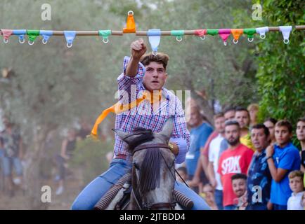 Das jährliche Carrera de Cintas a Caballo während der Sommerferia von Comares Pueblo, Axarquia, Málaga, Andalusien, Spanien Stockfoto