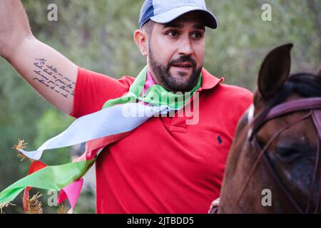 Das jährliche Carrera de Cintas a Caballo während der Sommerferia von Comares Pueblo, Axarquia, Málaga, Andalusien, Spanien Stockfoto