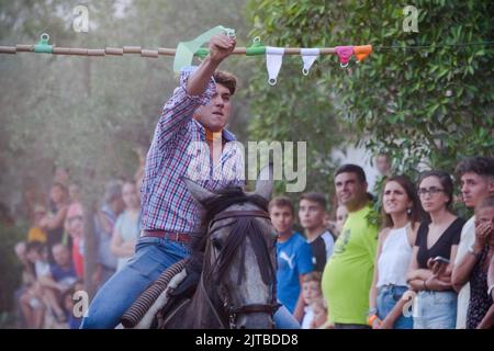 Das jährliche Carrera de Cintas a Caballo während der Sommerferia von Comares Pueblo, Axarquia, Málaga, Andalusien, Spanien Stockfoto