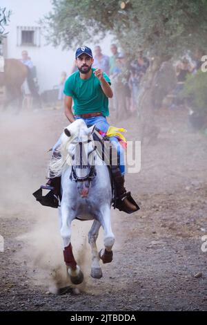 Das jährliche Carrera de Cintas a Caballo während der Sommerferia von Comares Pueblo, Axarquia, Málaga, Andalusien, Spanien Stockfoto