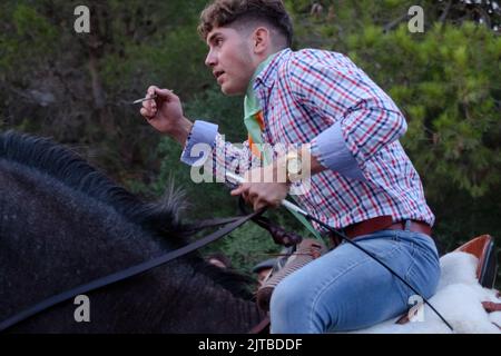 Das jährliche Carrera de Cintas a Caballo während der Sommerferia von Comares Pueblo, Axarquia, Málaga, Andalusien, Spanien Stockfoto