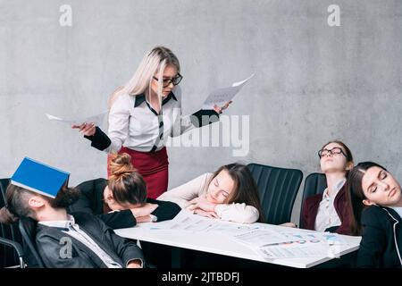 Geschäftsmeeting-Ausfall überfordert Stress Schlaf Stockfoto