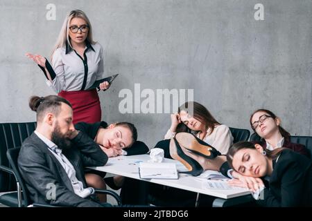 Überarbeitend Team Schlaf jährlichen Geschäftsbericht Stockfoto
