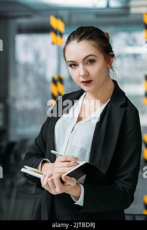 Persönliche Assistentin Porträt Notizen zu geschäftlichen Angelegenheiten Stockfoto