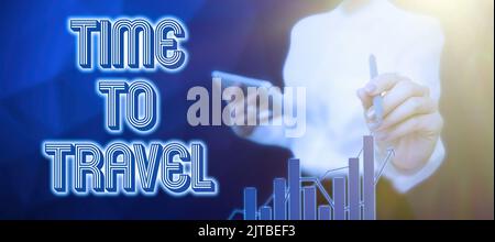 Konzeptionelle Bildunterschrift Time to Travel. Wort geschrieben auf Umzug oder gehen von einem Ort zum anderen im Urlaub Geschäftsmann Holding Handy und Rede Stockfoto