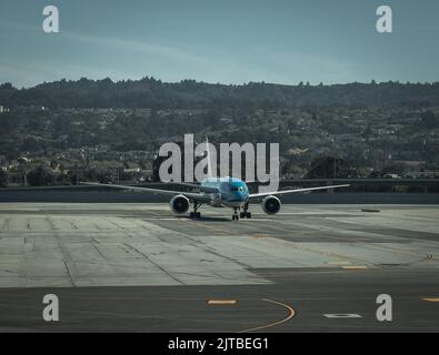 Ein KLM-Flug, der am San Francisco International Airport besteuert wird Stockfoto