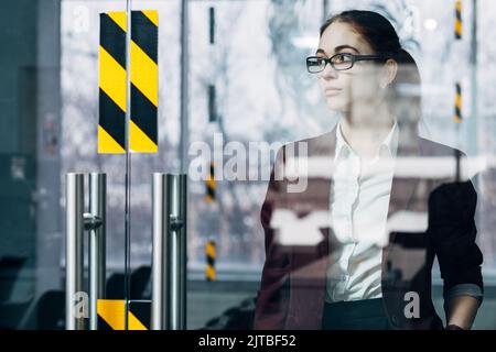 Business Millennial junge Frau Büro Arbeitsplatz Stockfoto